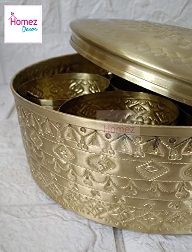Homez Decor Prass Masala Box | מיכל בעבודת יד - קופסת תבלינים הודית עם כף | זהב - 8 x 8 x 3 אינץ '